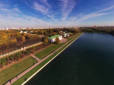 Müze ve park kompleksi Kuskovo 'nun sonbaharın başlarında insansız hava aracı yüksekliğinden panoramik görüntüsü 