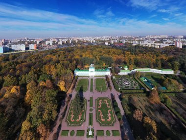 Müze ve park kompleksi Kuskovo 'nun sonbaharın başlarında insansız hava aracı yüksekliğinden panoramik görüntüsü 