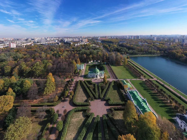 博物館や公園のパノラマビュードローンの高さからモスクワの初秋のクスコヴォ — ストック写真
