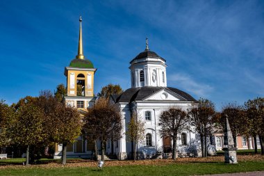 Moskova 'daki eski müze ve park kompleksi. Sonbaharın başında güneşli bir günde. 