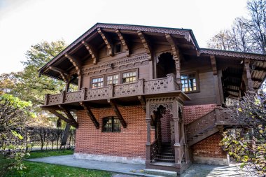 Moskova 'daki eski müze ve park kompleksi. Sonbaharın başında güneşli bir günde. 