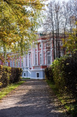 Moskova 'daki eski müze ve park kompleksi. Sonbaharın başında güneşli bir günde. 