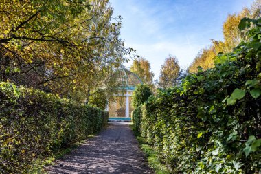 Moskova 'daki eski müze ve park kompleksi. Sonbaharın başında güneşli bir günde. 