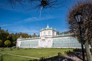 Moskova 'daki eski müze ve park kompleksi. Sonbaharın başında güneşli bir günde. 