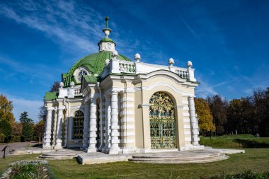 Moskova 'daki eski müze ve park kompleksi. Sonbaharın başında güneşli bir günde. 