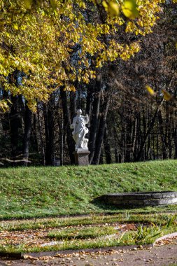 Moskova 'daki eski müze ve park kompleksi. Sonbaharın başında güneşli bir günde. 