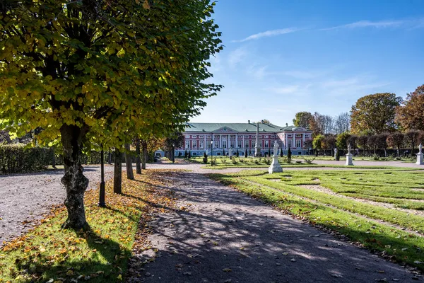 モスクワの旧博物館と公園複合施設 クスコヴォ は明るい晴れた日の秋の初めに — ストック写真