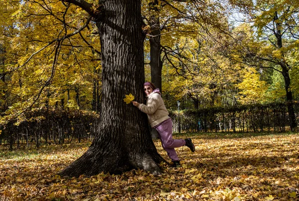 Femme Rose Sur Fond Feuillage Jaune Automne Dans Parc — Photo