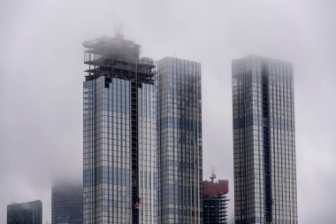 Kentsel sonbahar parçaları ve çoklu pozlama elementleri içeren manzaralar