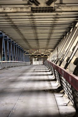 Eski yol köprüsünün metal açıklıklarından bak. 