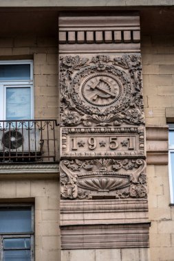 Kentsel sonbahar parçaları ve çoklu pozlama elementleri içeren manzaralar