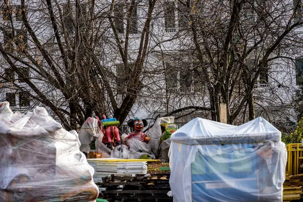 Городская Улица Пасмурный Осенний День Люди Заняты Своими Повседневными Делами — стоковое фото