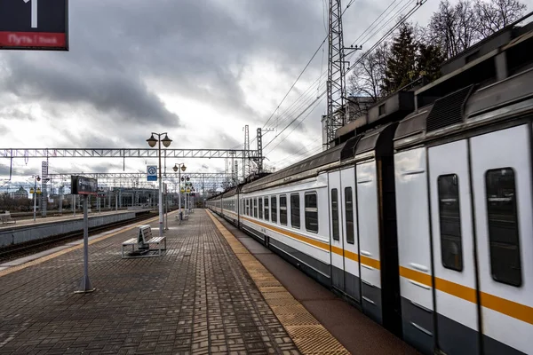 Järnvägsstationen Solig Höstdag Utan Människor — Stockfoto