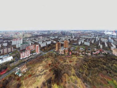 Bir sonbahar günü İHA 'dan çekilen yerleşim yerlerinde oyun parkları olan şehir manzarası 