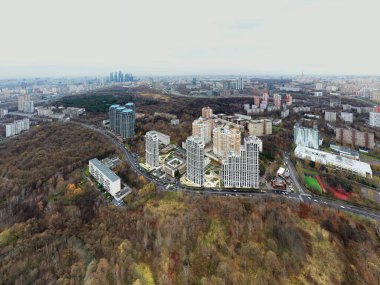 Bir sonbahar günü İHA 'dan çekilen yerleşim yerlerinde oyun parkları olan şehir manzarası 