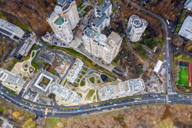 Bir sonbahar günü İHA 'dan çekilen yerleşim yerlerinde oyun parkları olan şehir manzarası 