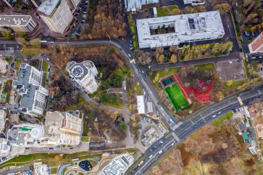 Bir sonbahar günü İHA 'dan çekilen yerleşim yerlerinde oyun parkları olan şehir manzarası 