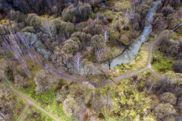 Río Verde Entre Árboles Senderos Para Practicar Deportes Día Otoño —  Fotos de Stock