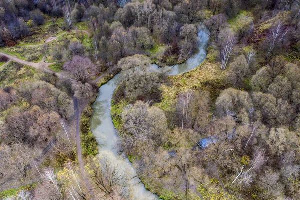 Río Verde Entre Árboles Senderos Para Practicar Deportes Día Otoño —  Fotos de Stock