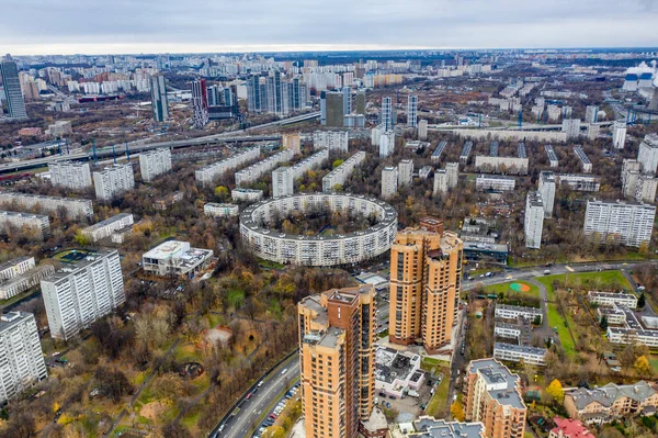 Stadtbild Mit Einem Kreisrunden Wohnhaus Einem Wohngebiet Einem Herbsttag Gefilmt — Stockfoto