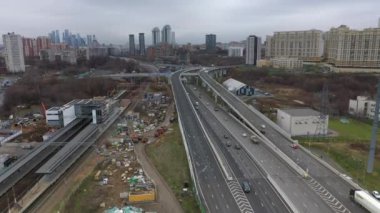 Sonbahar bulutlu bir günde, termal istasyonun otoban borularının ve metropolün yerleşim binalarının panoramik görüntüsü. 