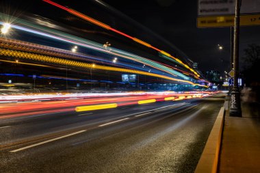 Otobanı ve hızlı giden arabaları olan gece manzarası sağlam bir iz bırakıyor. 