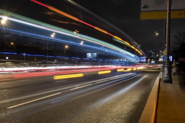 Otobanı ve hızlı giden arabaları olan gece manzarası sağlam bir iz bırakıyor. 