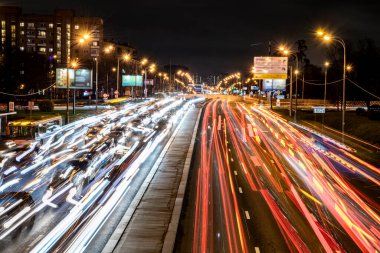 Otobanı ve hızlı giden arabaları olan gece manzarası sağlam bir iz bırakıyor. 