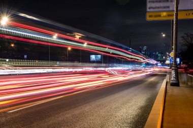 Otobanı ve hızlı giden arabaları olan gece manzarası sağlam bir iz bırakıyor. 
