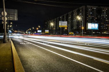 Otobanı ve hızlı giden arabaları olan gece manzarası sağlam bir iz bırakıyor. 