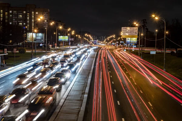 Nocny Krajobraz Autostradą Szybko Poruszającymi Się Samochodami Pozostawiając Solidny Szlak — Zdjęcie stockowe