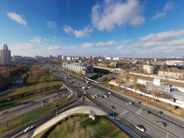 Sonbahar parkında güneşli bir günde sarı ağaçlı bir dronun panoramik görüntüsü. 