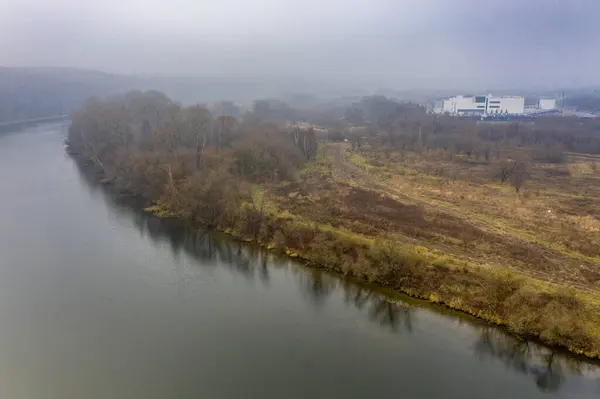 Podzimní Zelená Řeka Žlutý Park Zamračený Podzimní Den Natočený Trubce — Stock fotografie