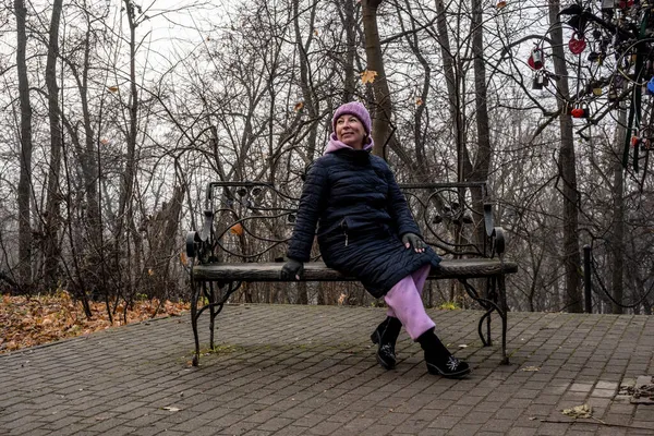 Женщина Синем Плаще Гуляет Осеннем Парке Облачный Туманный День — стоковое фото