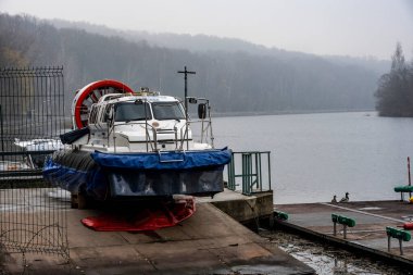 Bulutlu bir sonbahar gününde nehir seti ve sonbahar parkı 