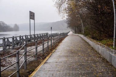 Bulutlu bir sonbahar gününde nehir seti ve sonbahar parkı 