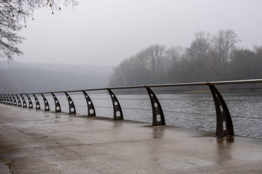 Bulutlu bir sonbahar gününde nehir seti ve sonbahar parkı 