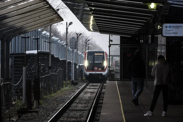 Järnvägsstation Med Ankommande Tåg Grå Höstdag — Stockfoto