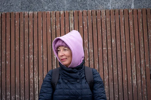 Жінка Синьому Плащі Гуляє Осінньому Парку Похмурий Туманний День — стокове фото