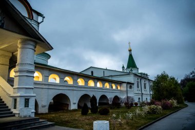 Nizhny Novgorod 'daki Volga nehrinin seti yağmurlu bir sonbahar gününde geceleyin 