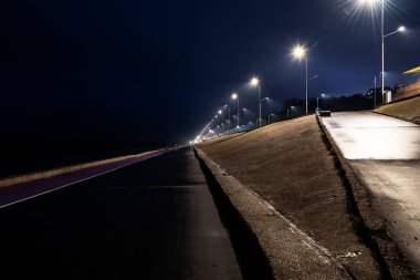 Nizhny Novgorod 'daki Volga nehrinin seti yağmurlu bir sonbahar gününde geceleyin 