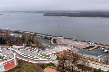 Bulutlu bir sonbahar gününde Nizhny Novgorod 'un tarihi merkezinin panoramik görüntüsü 