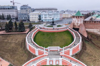 Bulutlu bir sonbahar gününde Nizhny Novgorod 'un tarihi merkezinin panoramik görüntüsü 