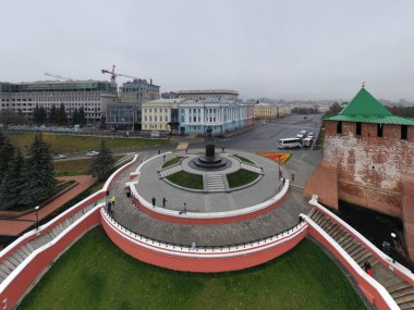 Bulutlu bir sonbahar gününde Nizhny Novgorod 'un tarihi merkezinin panoramik görüntüsü 