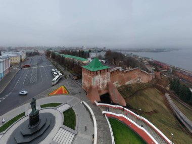 Bulutlu bir sonbahar gününde Nizhny Novgorod 'un tarihi merkezinin panoramik görüntüsü 