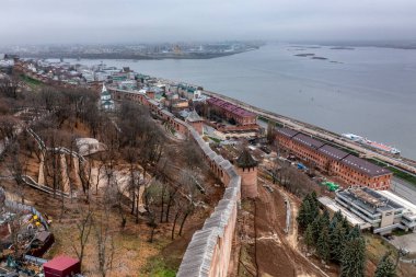 Bulutlu bir sonbahar gününde Nizhny Novgorod 'un tarihi merkezinin panoramik görüntüsü 