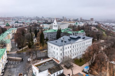 Bulutlu bir sonbahar gününde Nizhny Novgorod 'un tarihi merkezinin panoramik görüntüsü 