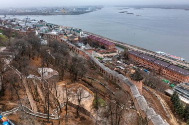 Bulutlu bir sonbahar gününde Nizhny Novgorod 'un tarihi merkezinin panoramik görüntüsü 