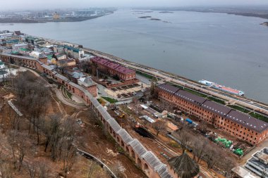 Bulutlu bir sonbahar gününde Nizhny Novgorod 'un tarihi merkezinin panoramik görüntüsü 