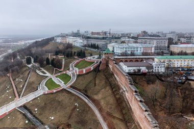 Bulutlu bir sonbahar gününde Nizhny Novgorod 'un tarihi merkezinin panoramik görüntüsü 